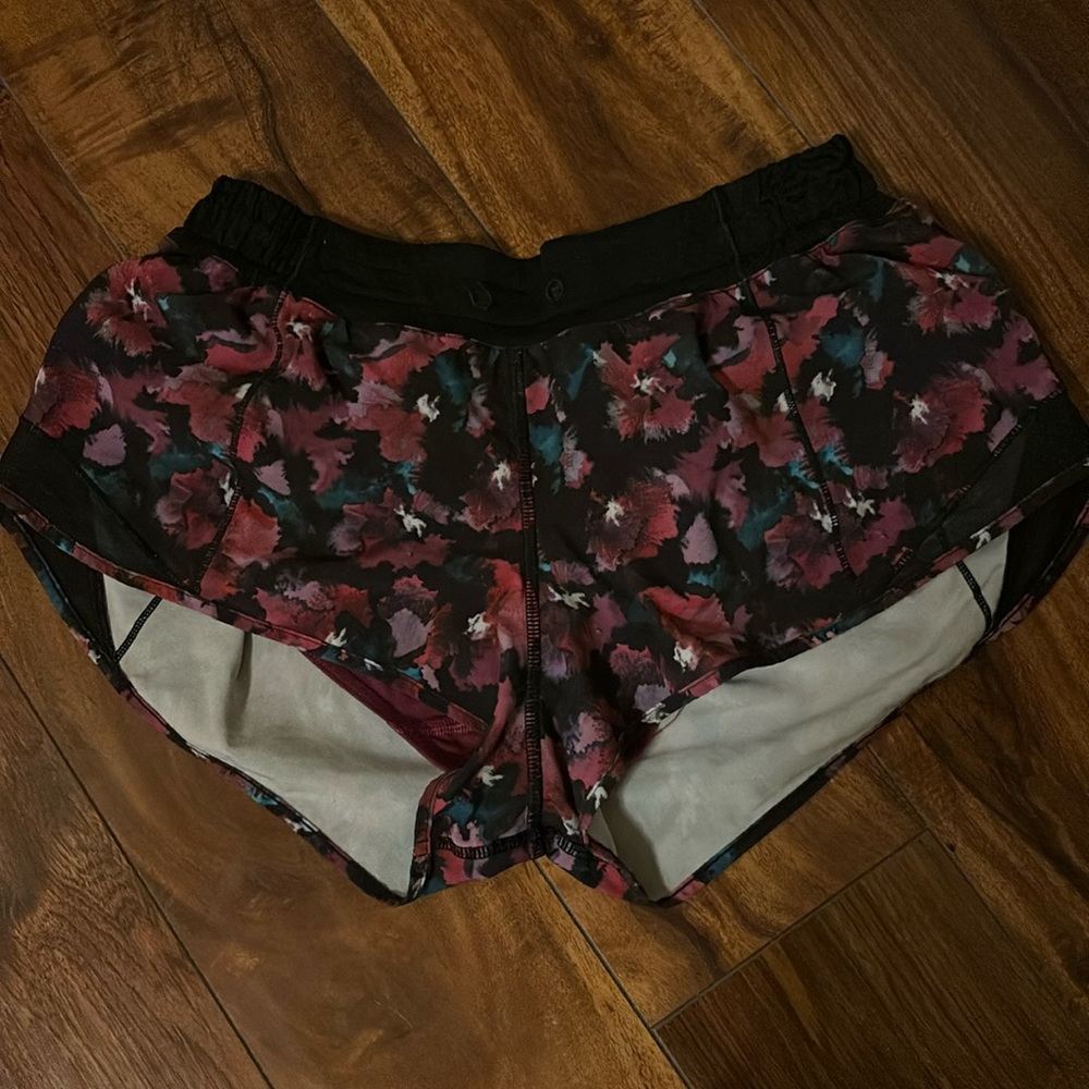 Lululemon 2.5 Hotty Hot Size 6 Unique Flower Pattern